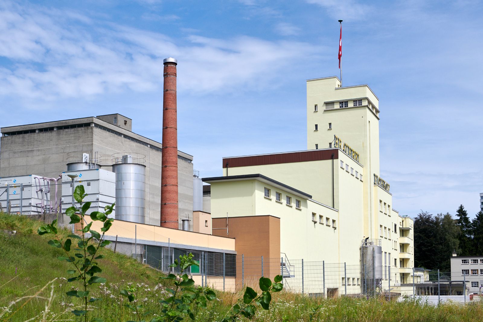 Seitenprofil des Eichhof-Areals mit der Brauerei und dem Hauptsitz von HEINEKEN Schweiz an der Grenze zwischen Luzern und Kriens. Seitenprofil des Eichhof-Areals mit der Brauerei und dem Hauptsitz von HEINEKEN Schweiz an der Grenze zwischen Luzern und Kriens.
